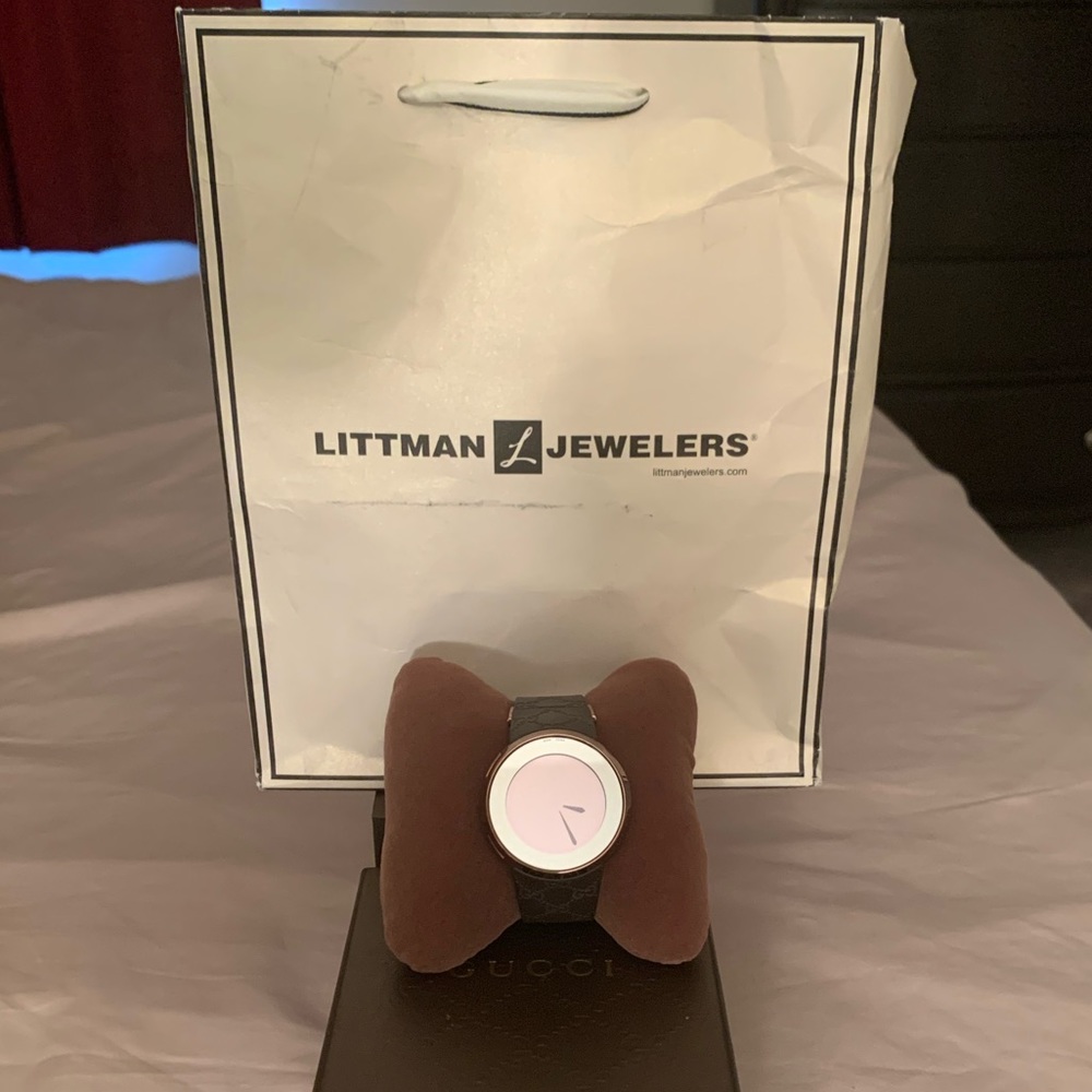 YA114209 authentic GUCCI WATCH